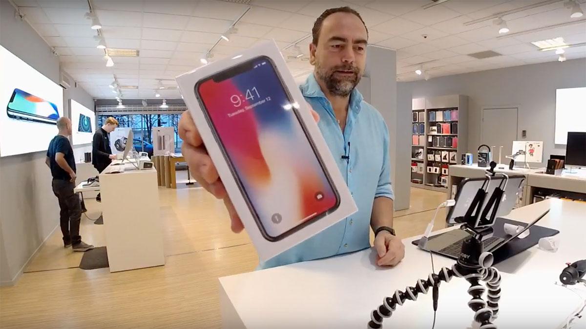 Joakim Jardenberg testar nya Iphone X bara minuter efter släppet. (Foto: Youtube)
