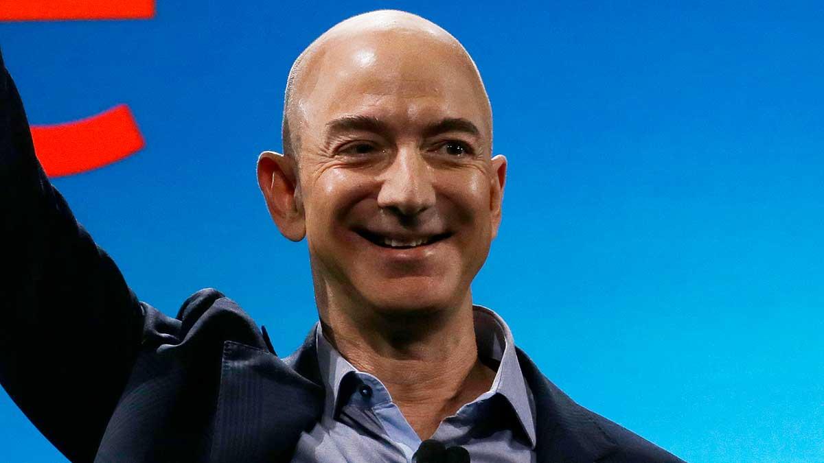 Jeff Bezos har köpt en palatsliknande byggnad i Beverly Hills för 1,6 miljarder kronor tillsammans med sin nya flickvän. (Foto: TT)