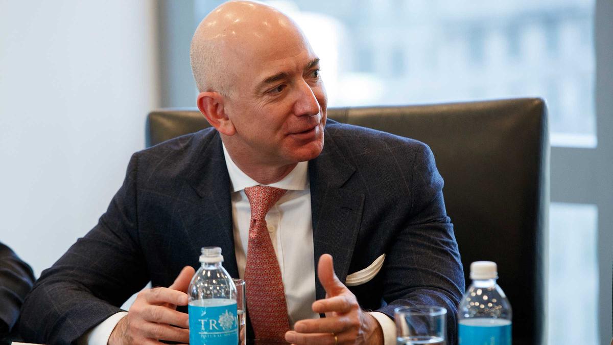 Amazons grundare Jeff Bezos dumpar aktier och investerar pengarna i sitt rymdbolag. (Foto: TT)