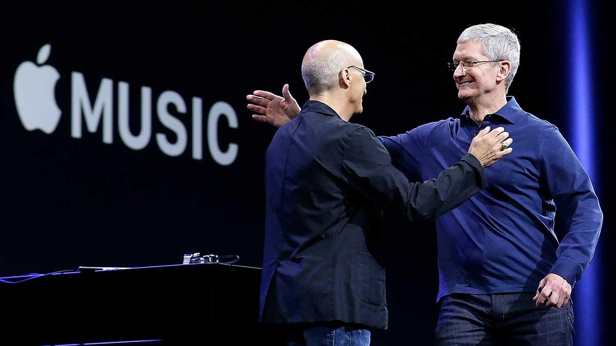 Jimmy Iovine (vänster) dementerar att han skulle vara på väg att lämna Apple som det tidigare rapporterats om i media. (Foto: TT)
