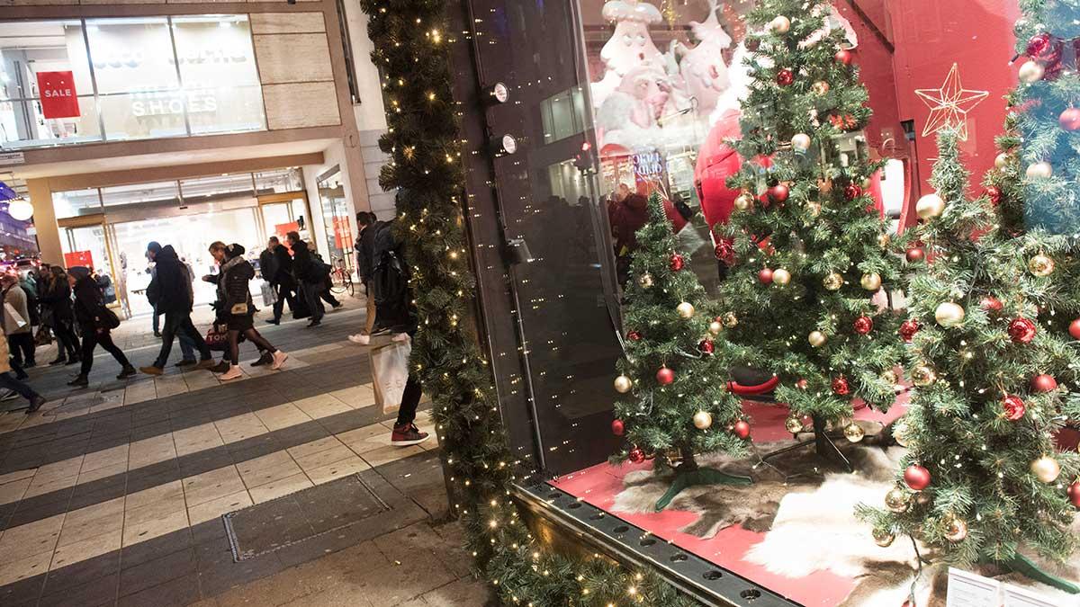 Klädförsäljningen har gått trögt hittills under årets julhandel men skoförsäljningen har däremot dragits upp av snövädret. (Foto: TT)