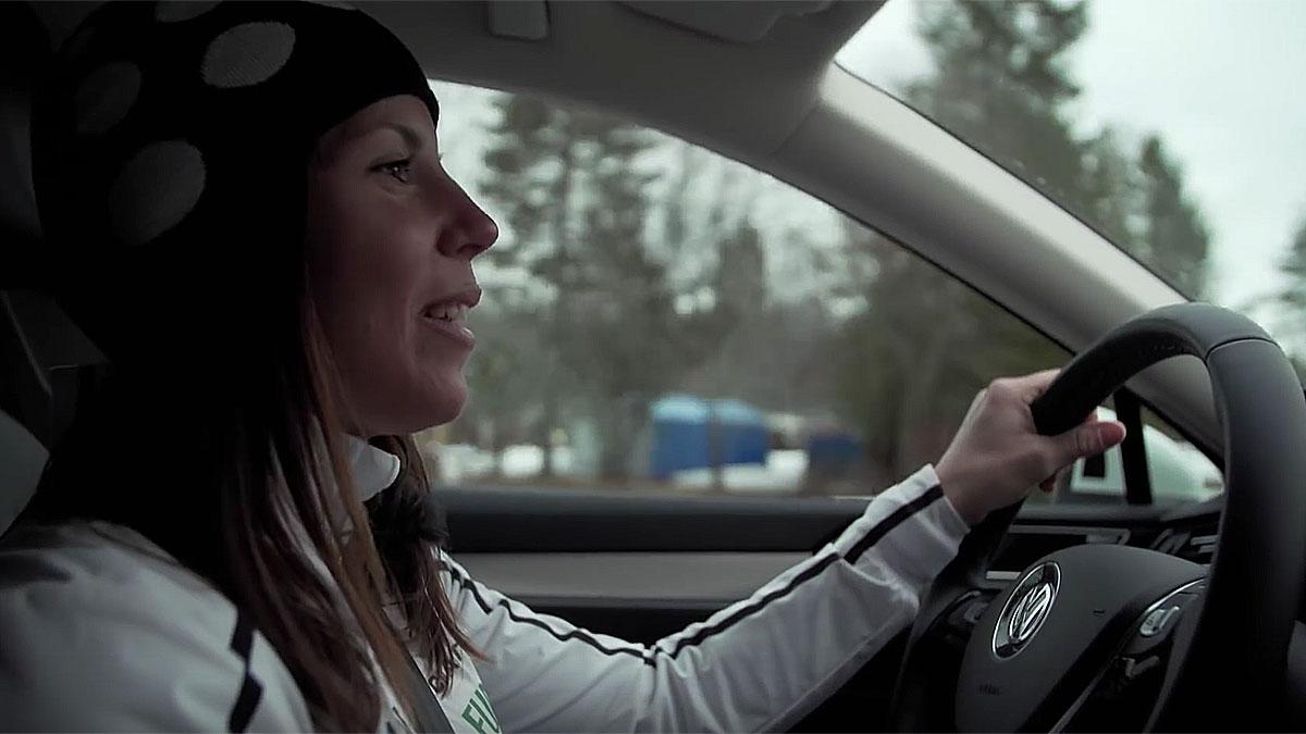 Skiddrottningen och OS-guldmedaljören Charlotte Kalla har valt elhybridbilen Passat GTE som tjänstebil. "Superläckert att den går så tyst"
