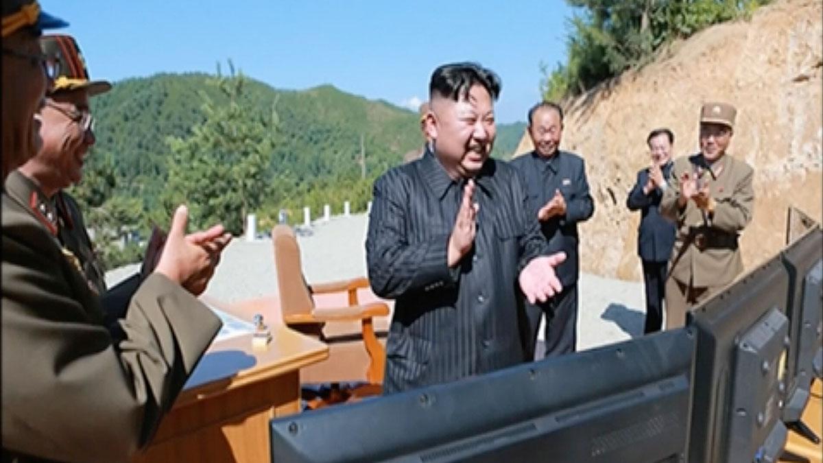 Kim Jong-Un säger att roboten var en gåva till de "amerikanska skitstövlarna". (Foto: KRT via AP Video / TT)