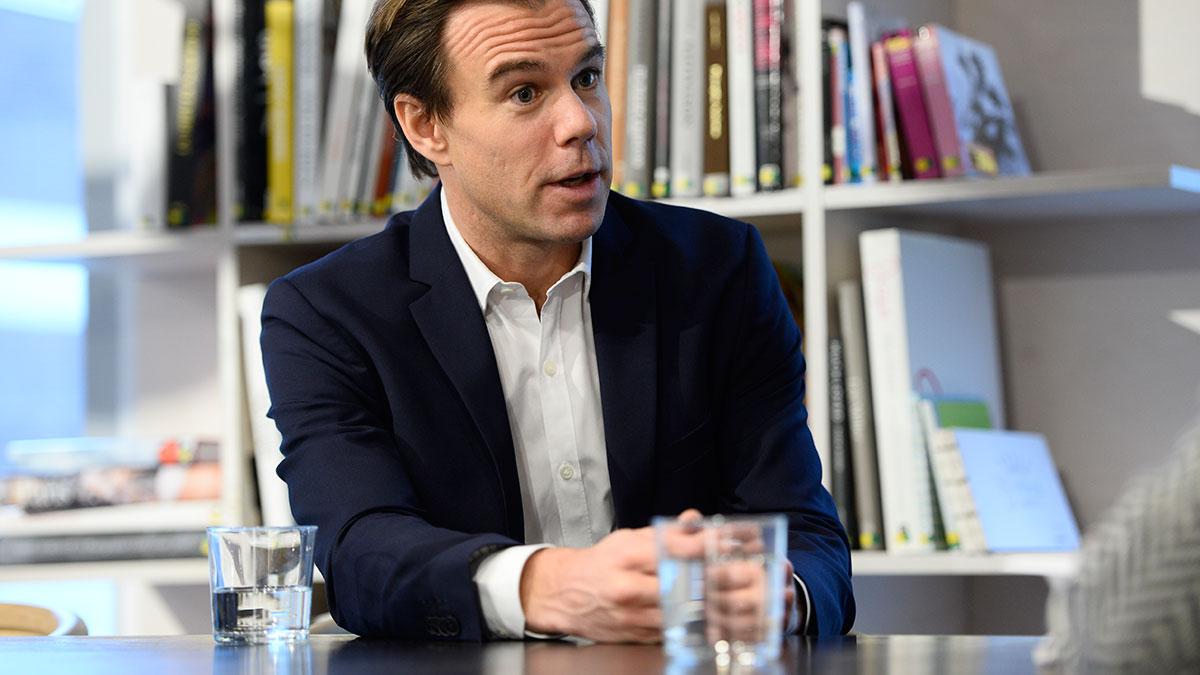 H&M:s vd Karl-Johan Persson intervjuas av Nyhetsbyrån Direkt. (Foto: TT)