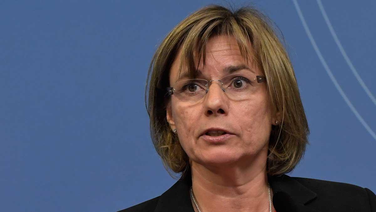Isabella Lövin (MP) menar att Sverige inväntar EU och att det är orsaken till att klimatavtalet från Parismötet i december förra året ännu inte undertecknats. (TT)