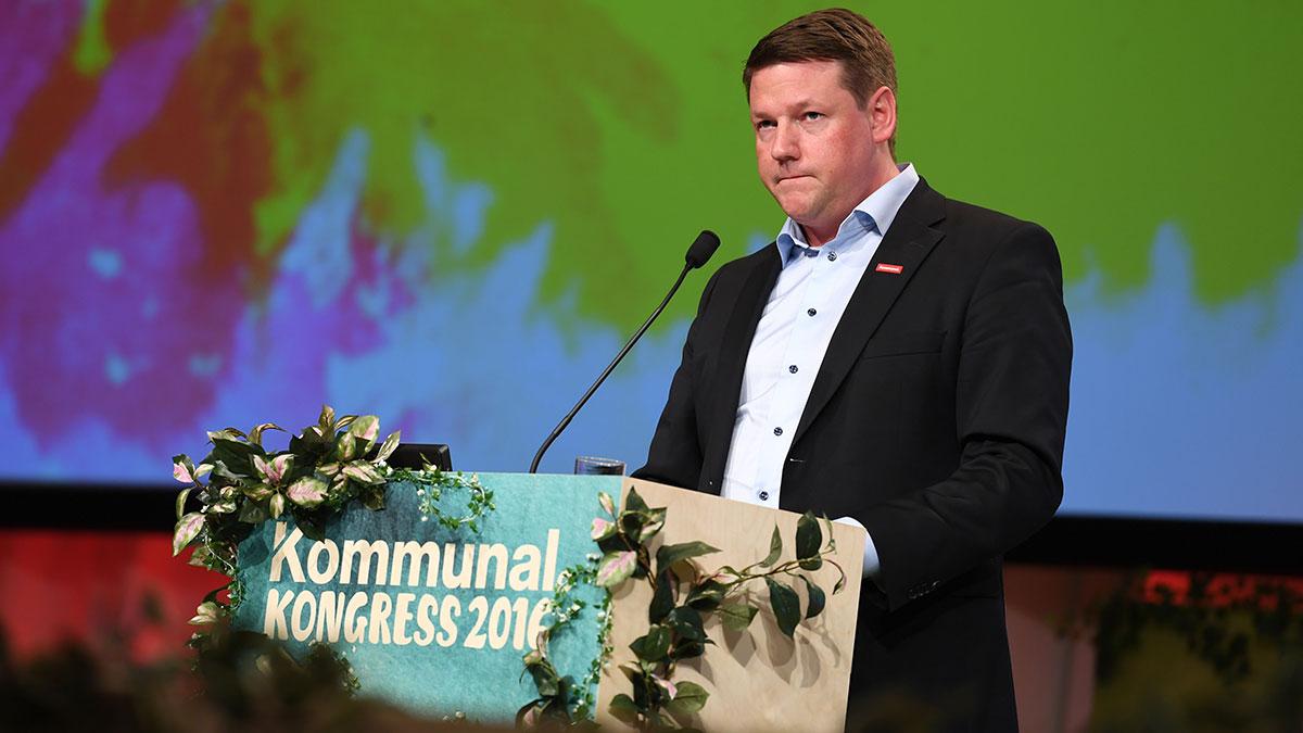 Fackförbundet Kommunals ordförande Tobias Baudin varnar Nordea för att flytta huvudkontoret från Sverige. (Foto: TT)