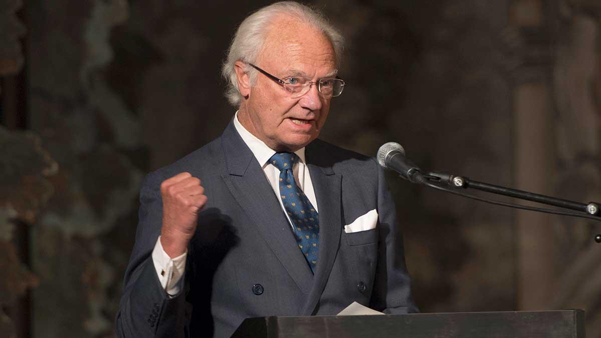 I ena stunden kan kungen målas ut som en obotlig dyslektiker för att i nästa hitta exakt de rätta orden för en nation i sorg