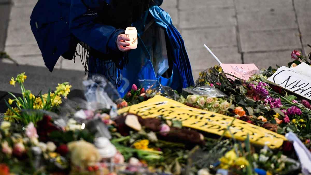 Terrorattacken i Stockholm har skördat ett femte dödsoffer. En kvinnlig politiker i Västsverige avled av sina skador under fredagsmorgonen. (Foto: TT)