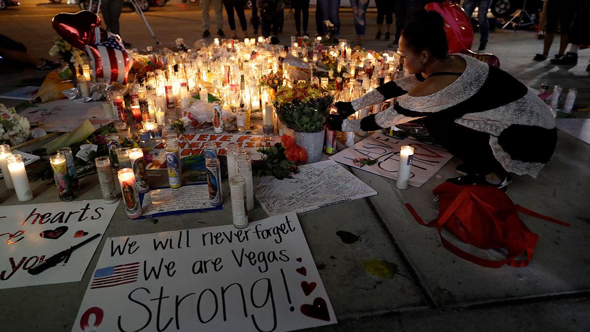 Den dödligaste masskjutningen i USA har hittills kostat 59 människor livet - Las Vegas sörjer dödsoffren och alla över 500 skadade. (Foto: TT)