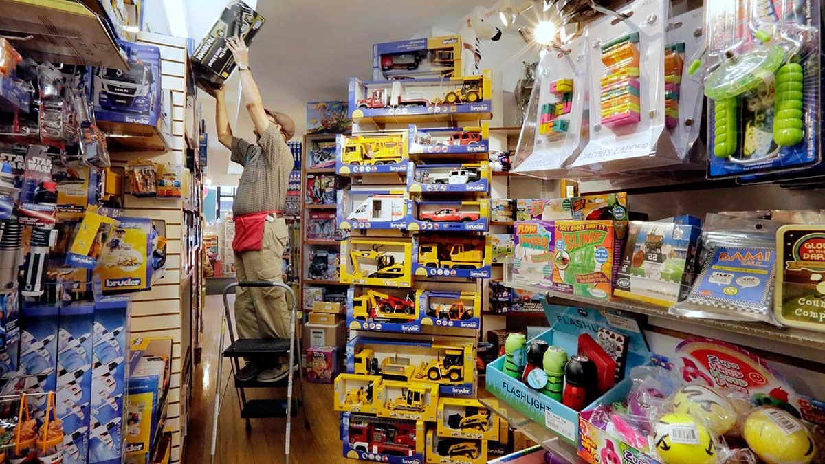 Toys R Us förre vd Jerry Storch jobbar med investerare på att köpa upp den konkursade leksakskedjan i USA. (Foto: TT)