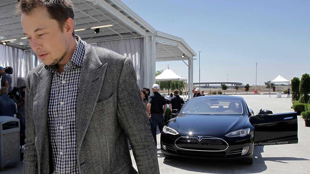 Vissa Tesla-leverantörer oroar sig för uteblivna betalningar. På bilden syns elbilsjättens boss Elon Musk. I bakgrunden skymtar en Tesla Model S. (Foto: TT)