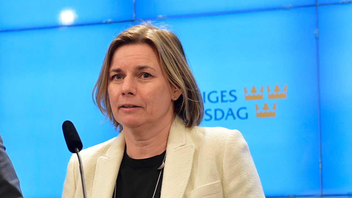 Isabella Lövin (MP) deklarerar att besinskatten höjs trots svidande kritik. (Foto: TT)