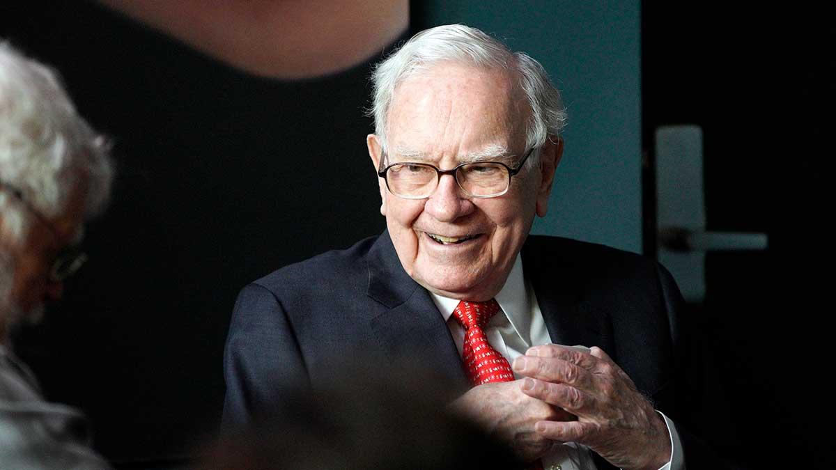 Warren Buffetts investeringskonglomerat Berkshire Hathaway har köpt aktier i JP Morgan Chase för minst fyra miljarder dollar