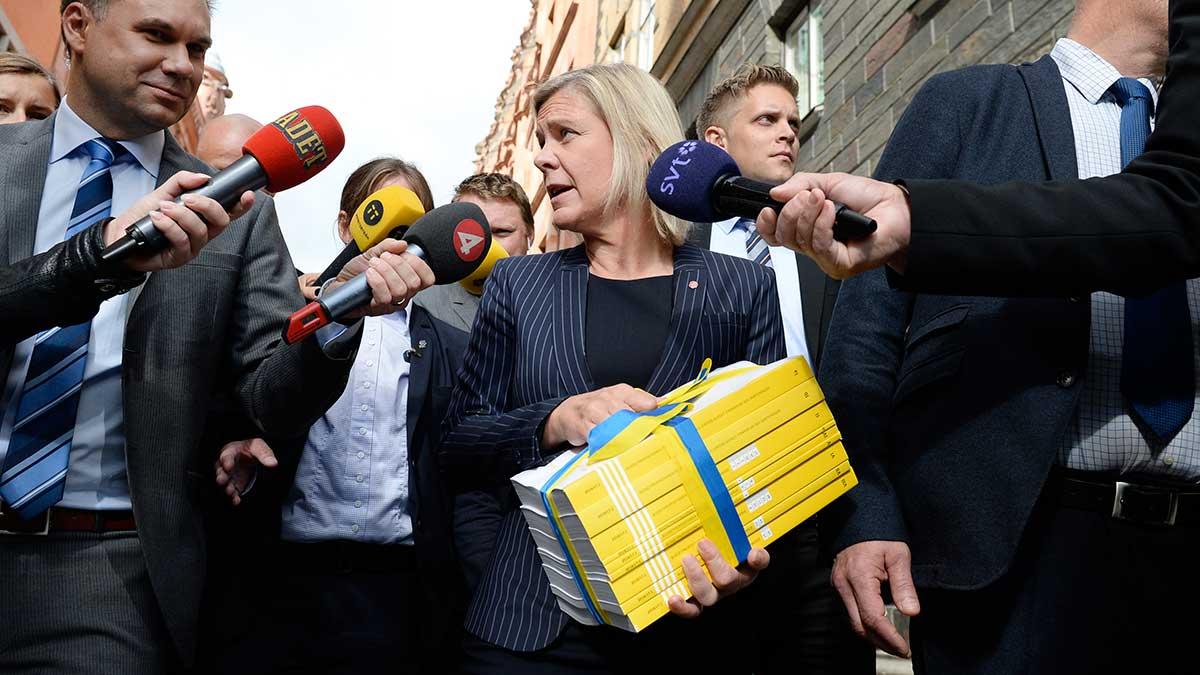 Finansminister Magdalena Andersson (S) promenerar med höstbudgeten från finansdepartementet till Riksdagen. (TT)
