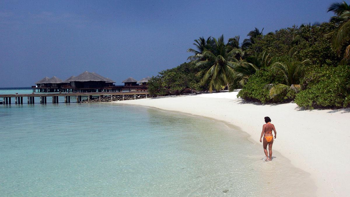 En egen ö på Maldiverna är inget rika svenskar tackar nej till - tvärt om bokar allt fler förmögna den typen av extravaganta resor. (Foto: TT)