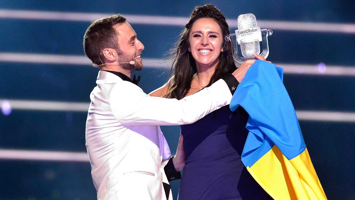 Måns Zelmerlöw gratulerar Ukrainas Jamala till segern i finalen i Eurovision Song Contest 2016 i Globen. (TT)
