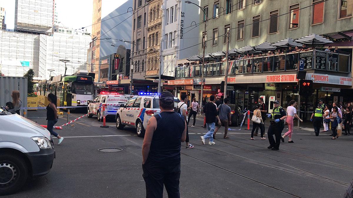 En vit stadsjeep har mejat ner och skadat mellan 15 och 20 människor i Australien