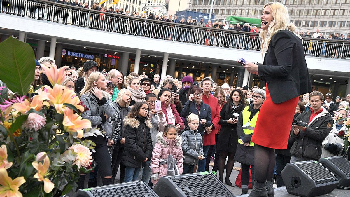 Journalisten Frida Boisen talar under #metoo-manifestationen på Sergels torg i Stockholm mot sexuella trakasserier och övergrepp. (Foto: TT)