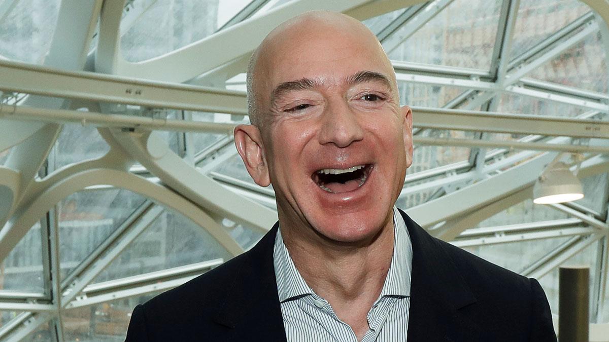E-handelsjätten Amazon med bossen Jeff Bezos överraskar stort med kvartalsrapporten. (Foto: TT)
