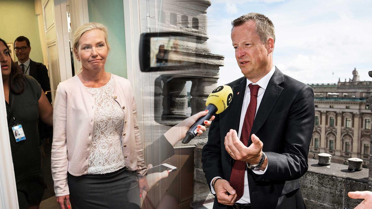 Per Bolund (MP) och Magdalena Andersson (S) backar efter kritiken. (Foto: TT)