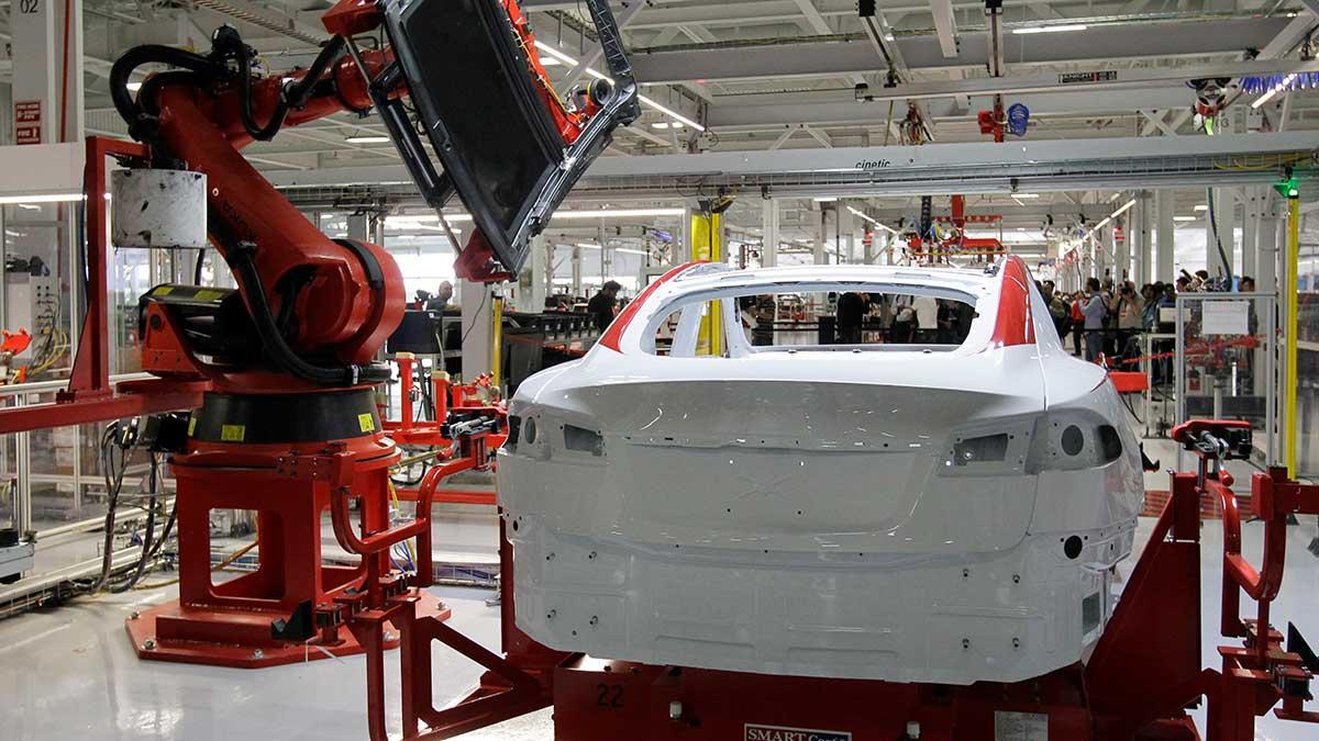 Teslas produktion av model 3 håller fortsatt hög fart. (Foto: TT)
