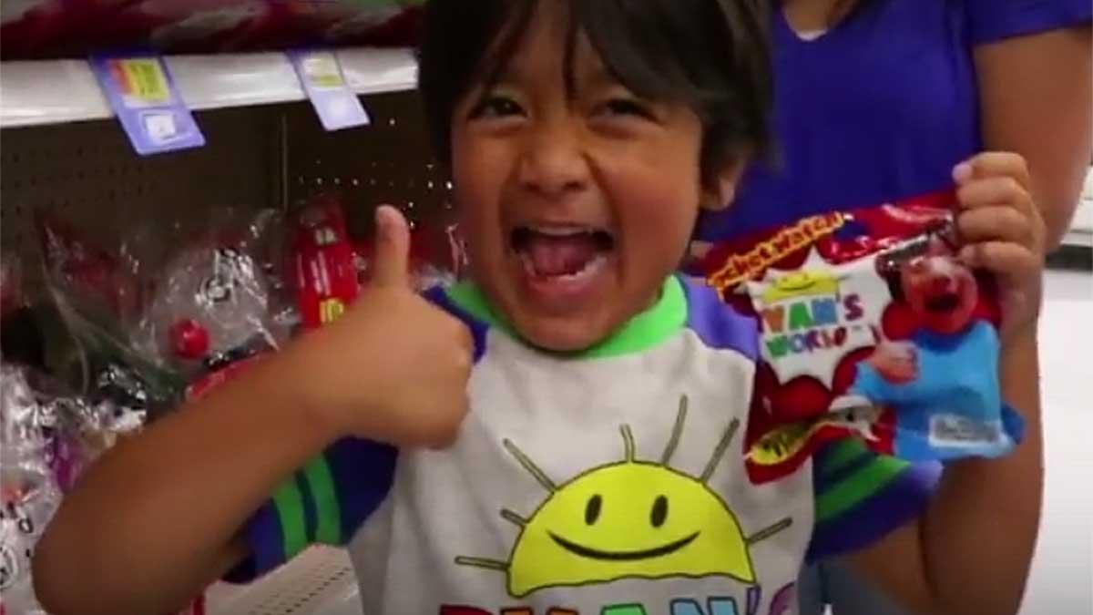 Sexårige Ryan har en egen Youtube-kanal där han recenserar leksaker - på det tjänar pojken hisnande 97 miljoner kronor om året. (Foto: Skärmdump från Youtube)