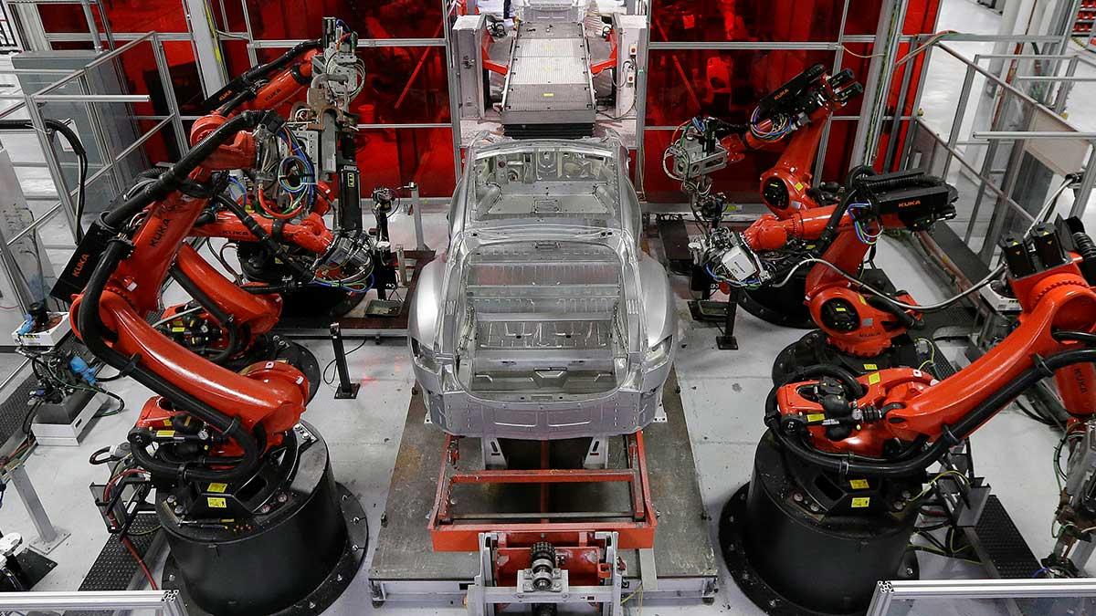 Elbilstillverkaren Teslas vd Elon Musk erkänner i en tweet att hans satsning och det myckna användandet av robotar i produktionen hittills inte varit framgångsrik. (Foto: TT)