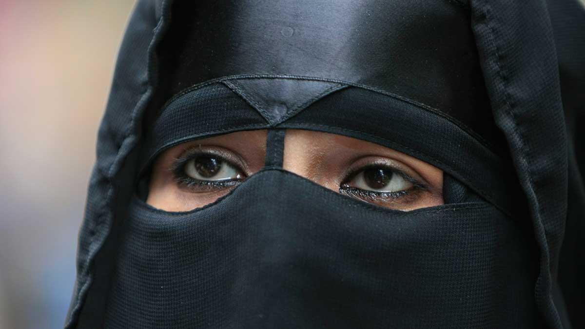 Kvinnorna som jobbar för Ericsson i Riyad har begränsade friheter. Bilden på kvinnan som bär en niqab är tagen i ett annat sammanhang. (TT)