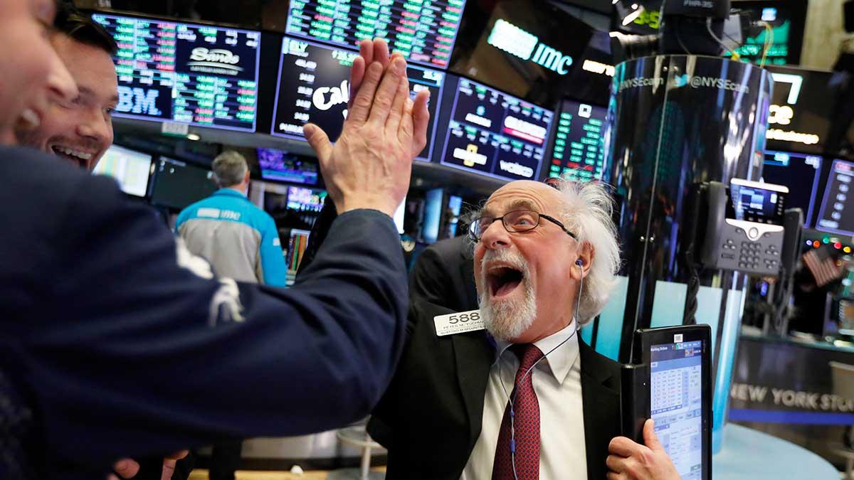 I artikeln får du tips på hur du ska agera på börsen under nästa år. Det kan bli ett gott nytt 2019 och anledning att jubla. Bilden är från Wall Street. (Foto: TT)