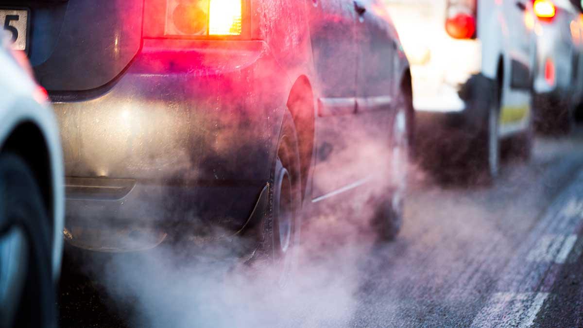 En studie på sex miljoner invånare i Ontario i Kanada visar att avgaser från bilar kan ge upphov till demens. Risken att drabbas är sju procent högre för de som bor mindre än 50 meter från en stor väg. (Foto: TT)