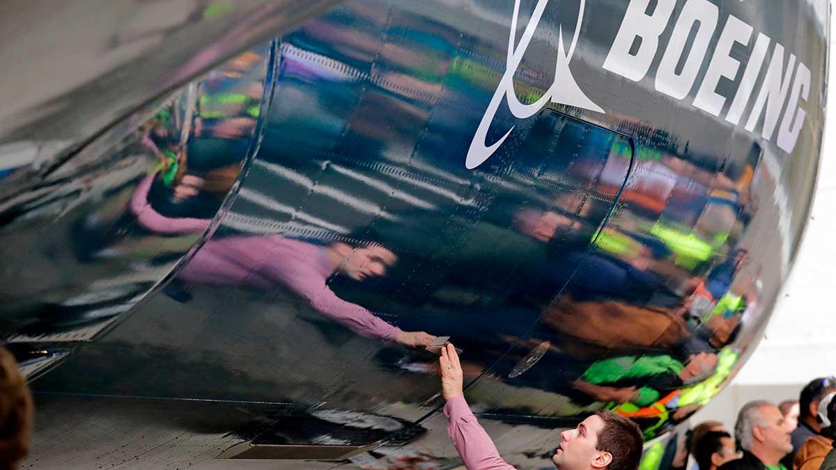 Flygplanstillverkaren Boeing lanserar sin nya affärsjet BBJ 777X som klarar av att flyga runt mer än halva jordklotet utan behov av bränslepåfyllning. Flygplanet på bilden är ett annat. (Foto: TT)