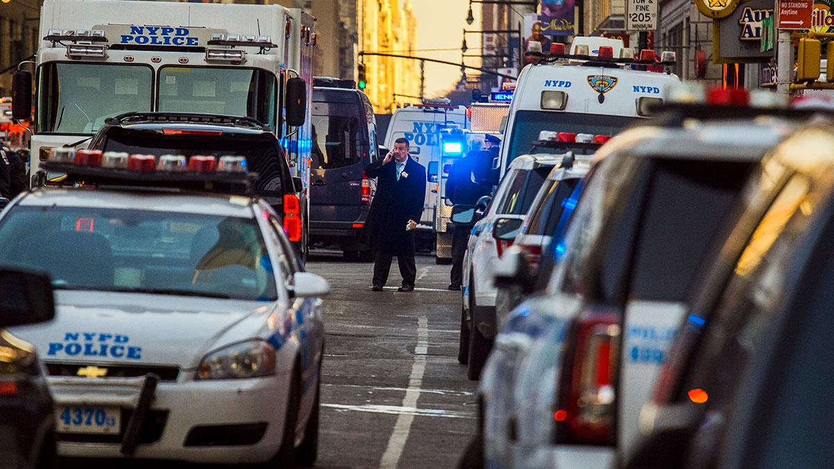 En hemmagjord rörbomb ska ha orsakat explosionen på bussterminalen nära Times Square i New York. En 27-årig man är gripen och misstänks för att ligga bakom händelsen