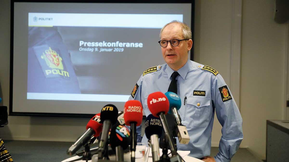 Polisen i Norge håller presskonferens om vad tros vara ett kidnappningsdrama. En miljardfru är försvunnen och enligt VG har det framförts krav på en lösensumma på över 90 miljoner kronor i kryptovalutor. (Foto: TT)