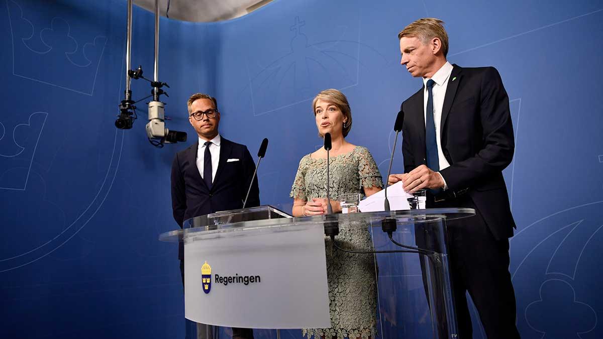 Socialminister Annika Strandhäll och finansmarknadsminister Per Bolund presenterar chefsjurist Mikael Westberg
