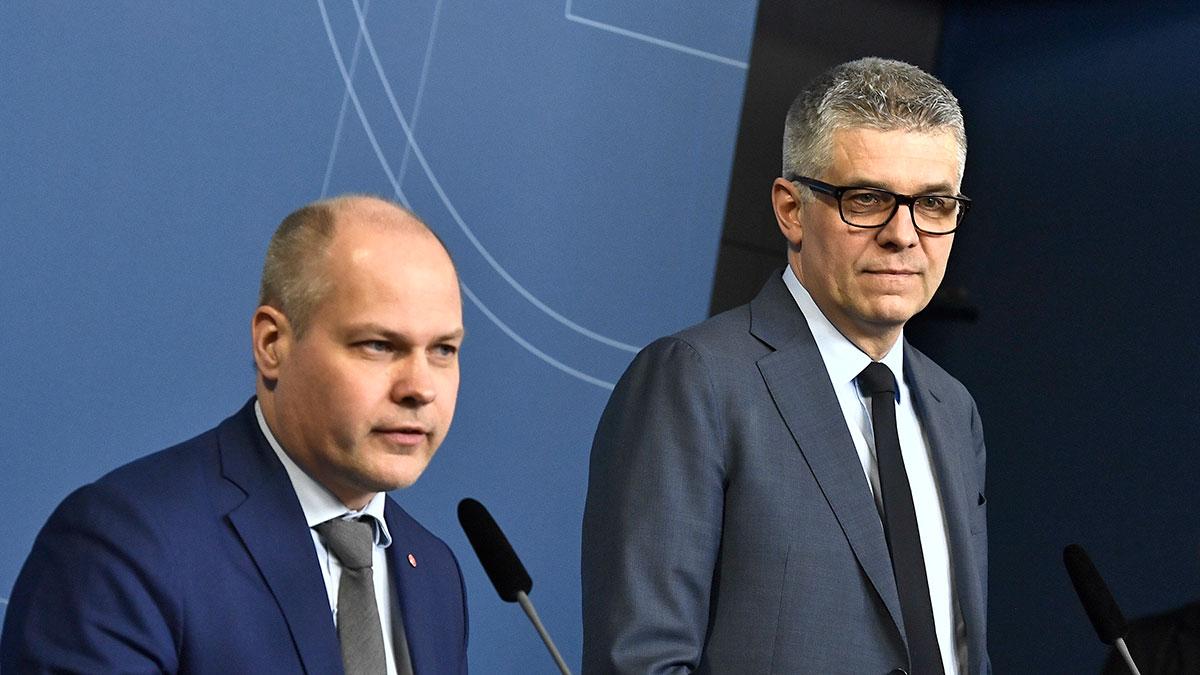 Justitieminister Morgan Johansson (t.v) berättar på presskonferensen att Säpochefen Anders Thornberg (t.h) tar över som rikspolischef efter sparkade Dan Eliasson. (Foto: TT)