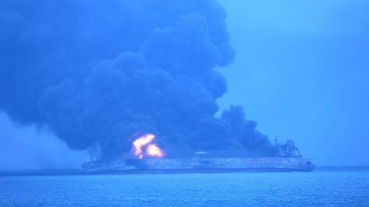 Oljetankern brinner i Sydkinesiska havet och myndigheterna befarar att den kan explodera med förödande konsekvenser för miljön. (Foto: TT)