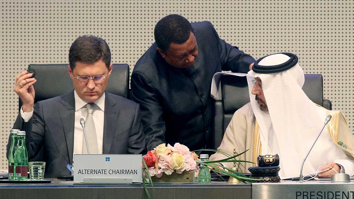 OPEC:s generalsekreterare Sanusi Barkindo (mitten) uppmanar producenter att ta ansvar. (Foto: TT)