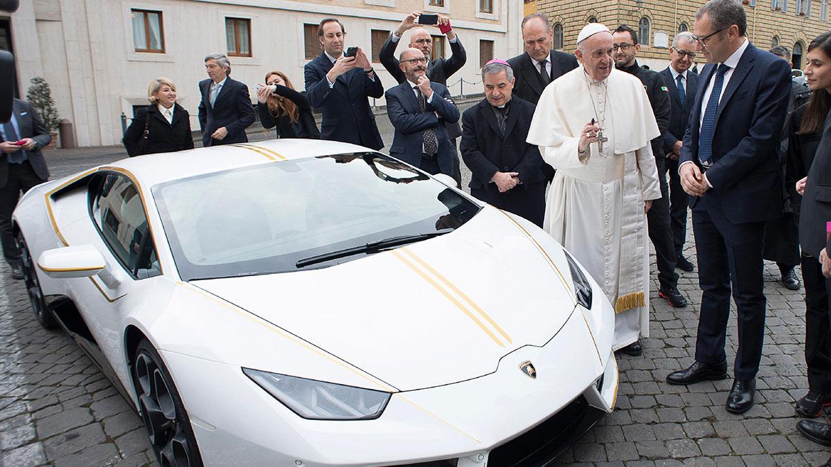 Lamborghinis vd Stefano Domenicali överlämnar den unika sportbilen till påve Franciskus. (Foto: TT)