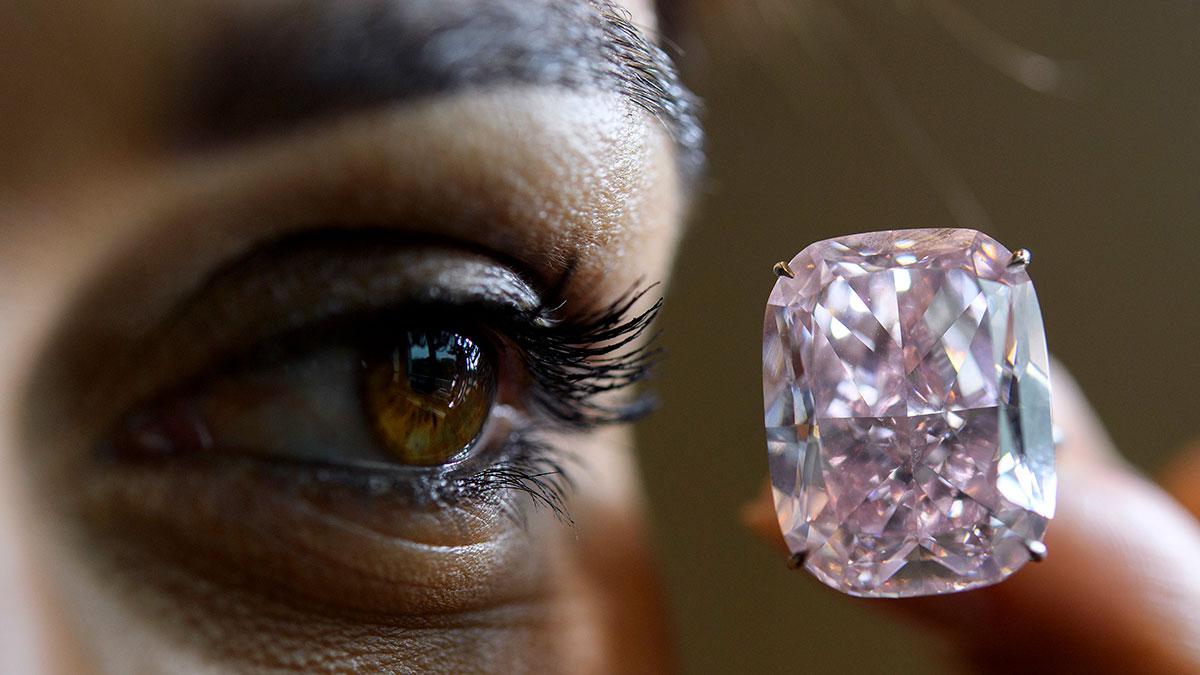 Den rosa diamanten Pink Promise såldes på en auktion i Hongkong och är den näst dyraste som sålts. Diamanten på bilden är en annan. (Foto: TT)