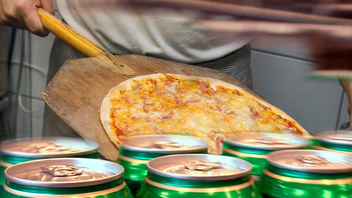 Det nalkas pizza som smakar öl - för den som gillar det. (Foto: TT)