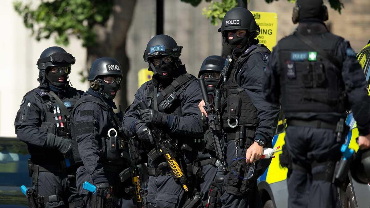 Tungt beväpnade polis har gripit sex misstänkta terrorister i Storbritannien som enligt uppgift planerade att slå till i julhandeln. (Foto: TT)