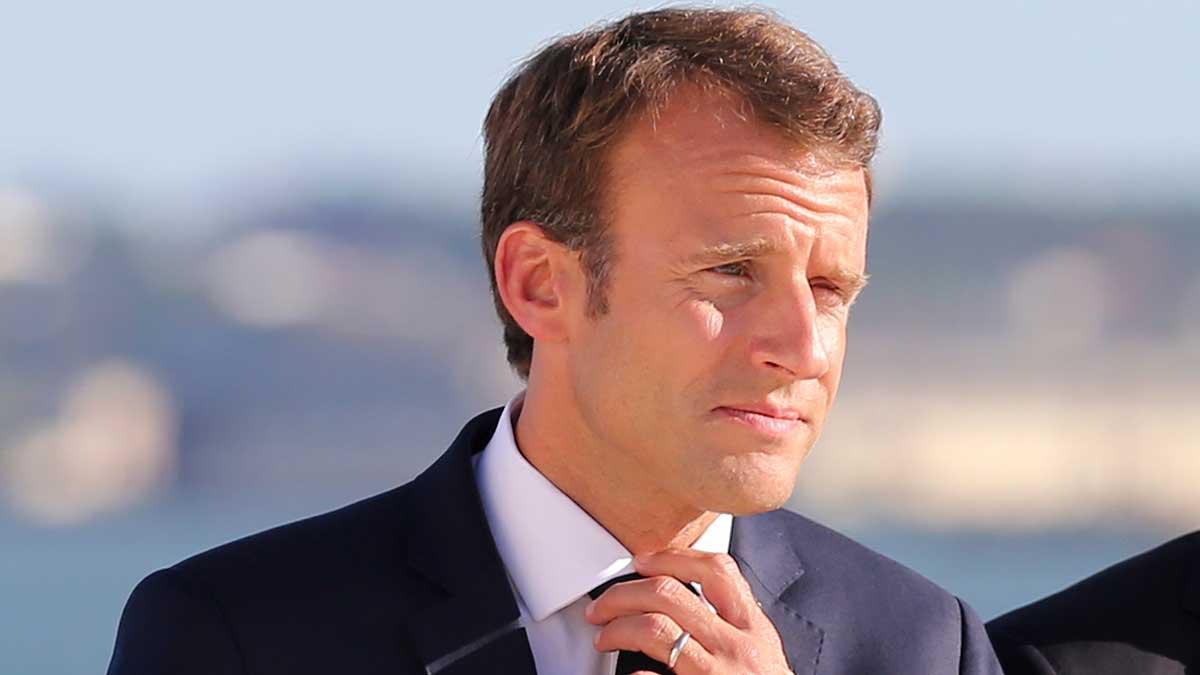 Frankrikes president Emmanuel Macron har det tungt i opinionen. (Foto: TT)