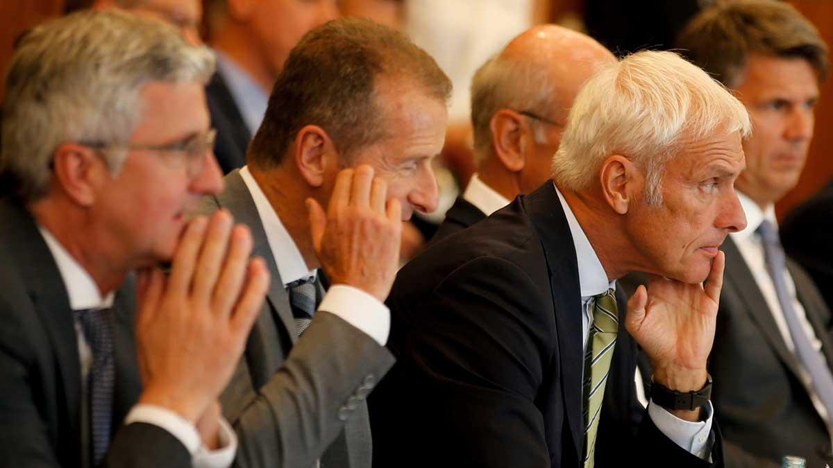 Jonas Fröberg pekar på att Volkswagen-koncernens andreman Rupert Stadler (vänster) i dagarna fick besked att han tvingas kvarstå i fängelse på obestämd tid