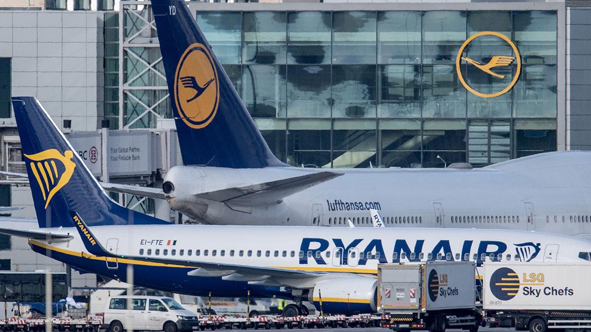 Ryanair är ett av flygbolagen som nu vill ha en juridisk prövning av brittiska regeringens kontroversiella regler om karantän. (Foto: TT)