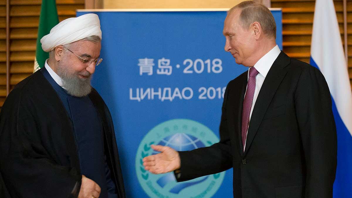 Ryssland attackerar nu USA:s sanktioner mot Iran. På bilden syns Irans president Hassan Rouhani och den ryske presidenten Vladimir Putin. (Foto: TT)