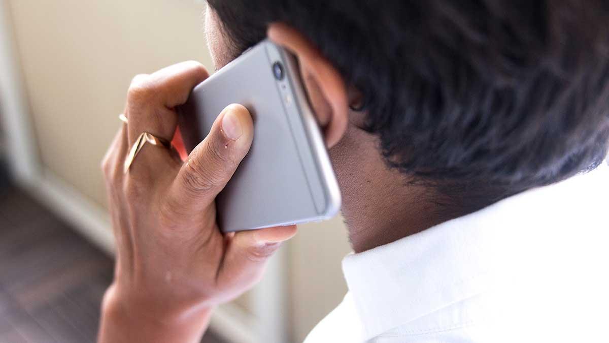 I artikeln varnas företag för sju säkerhetshot mot anställdas mobiltelefoner. Bilden är tagen i ett annat mobilsammanhang. (Foto: TT)