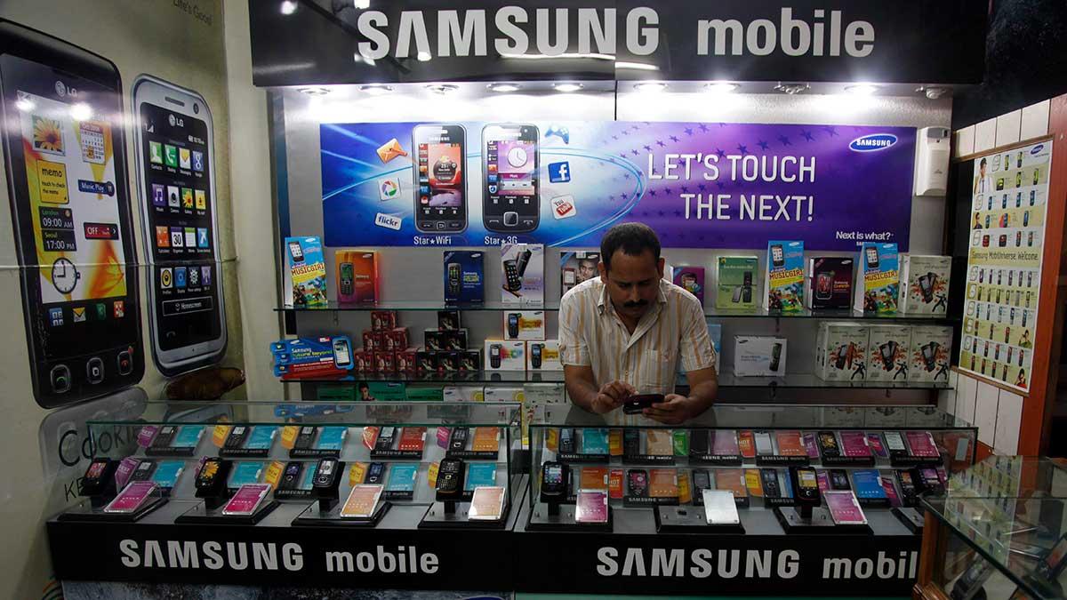 Samsung planerar att släppa en serie med budgetmobiler i Indien för att återta mark från rivaler som Xiaomi. (Foto: TT)
