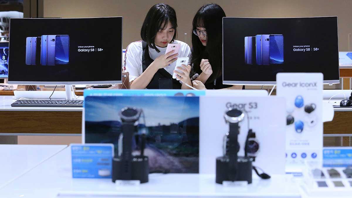 Samsung Electronics halverar resultatet. (Foto: TT)