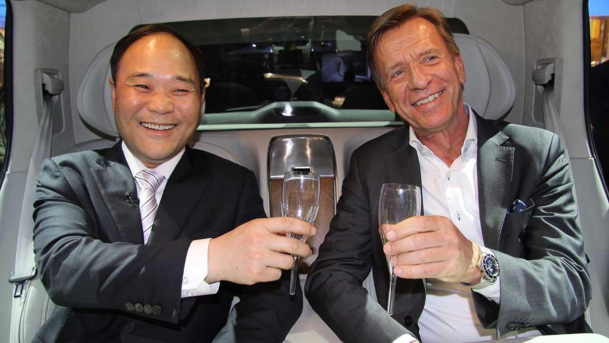 Geely-bossen Li Shufu och Volvo Cars vd Håkan Samuelsson kan gott kosta på sig att skåla över bilförsäljningen. Bilden är emellertid tagen i ett annat sammanhang. (Foto: TT)