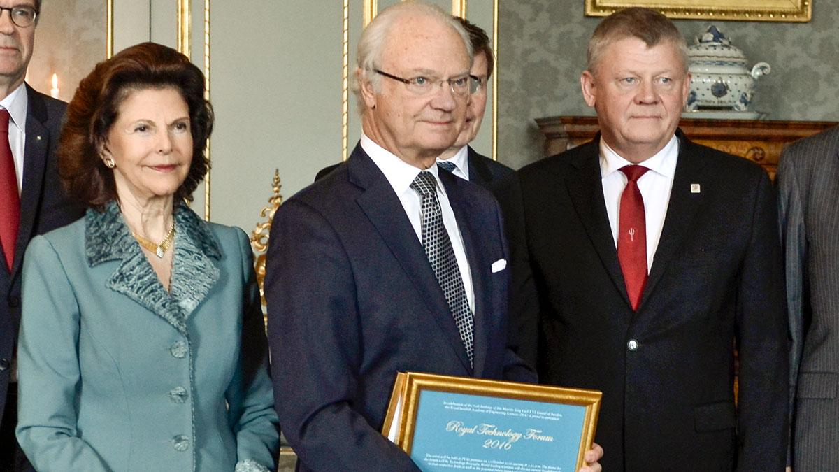 På bild: Richard Malmborg (till höger i bild) tillsammans med kungaparet. (Foto: TT)